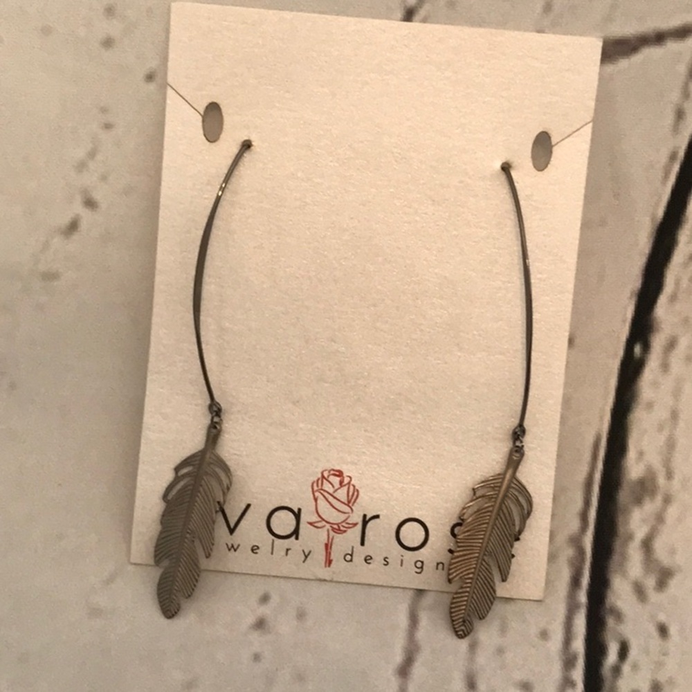 ✨Feather Drop Gun Metal Earrings✨